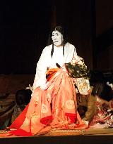 Nakamura Utaemon rehearses on stage